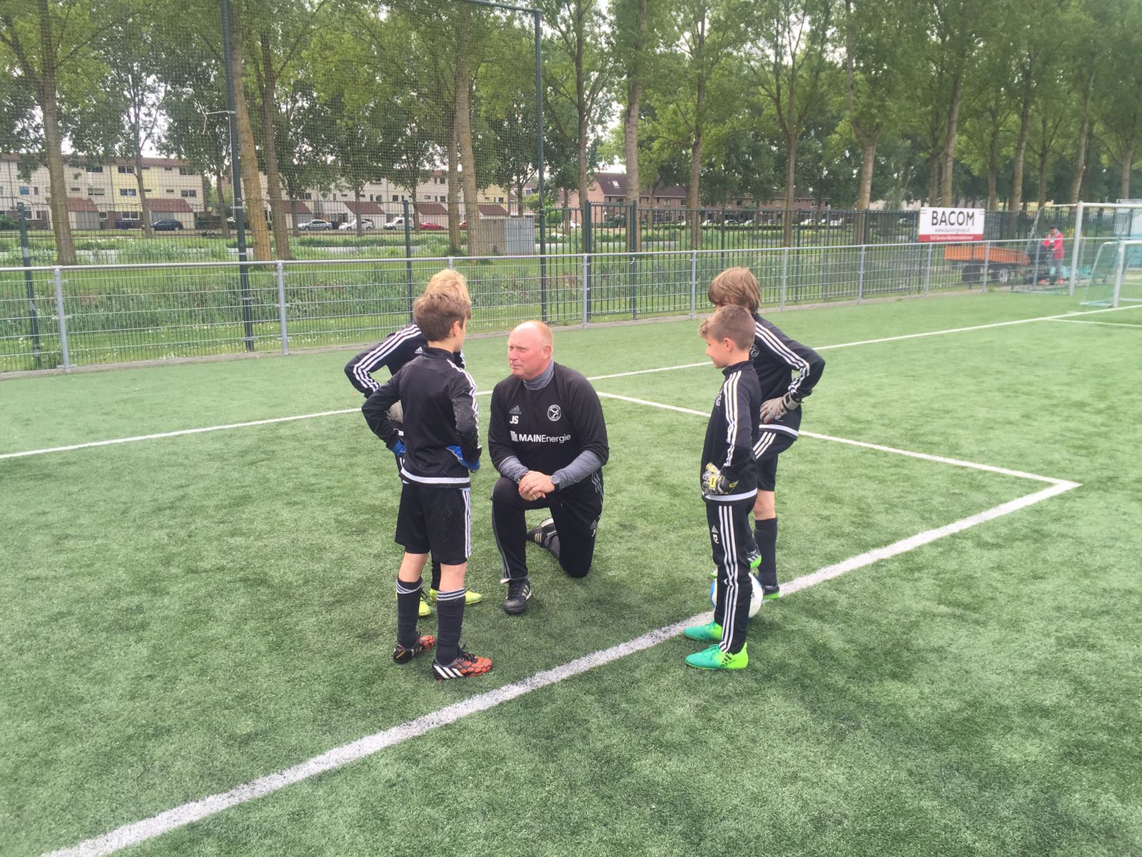 Jan Splinter bij almere city legt uit
